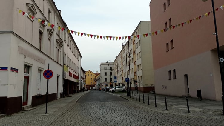 ulica z chodnikami i budynkami po obu stronach